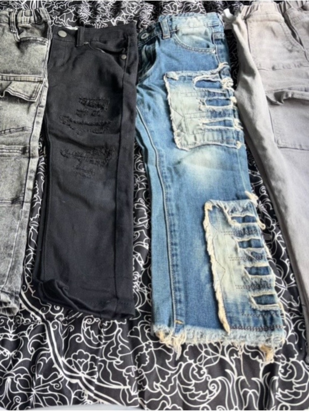 7 pair of SHEIN Kids Distressed Blue and Black Denim Jeans Set